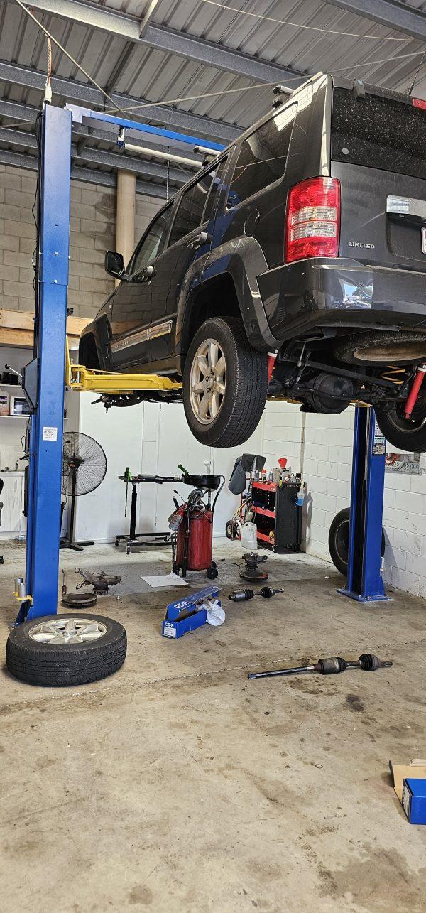 TWO POST HOIST CLEAR FLOOR 4.5 TONNE VEHICLE LIFT AECL245CFCCA - Image 3