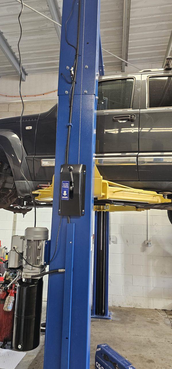 TWO POST HOIST CLEAR FLOOR 4.5 TONNE VEHICLE LIFT AECL245CFCCA - Image 8